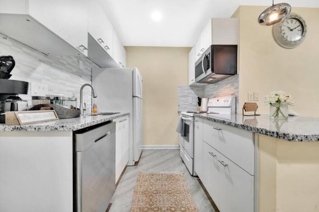 Cozy 2 Bedroom Pineville-Matthews Duplex Sleeps 8 Charlotte Luaran gambar
